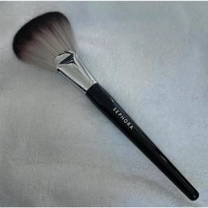 Brand New Sephora Pro Featherweight Fan Brush 92